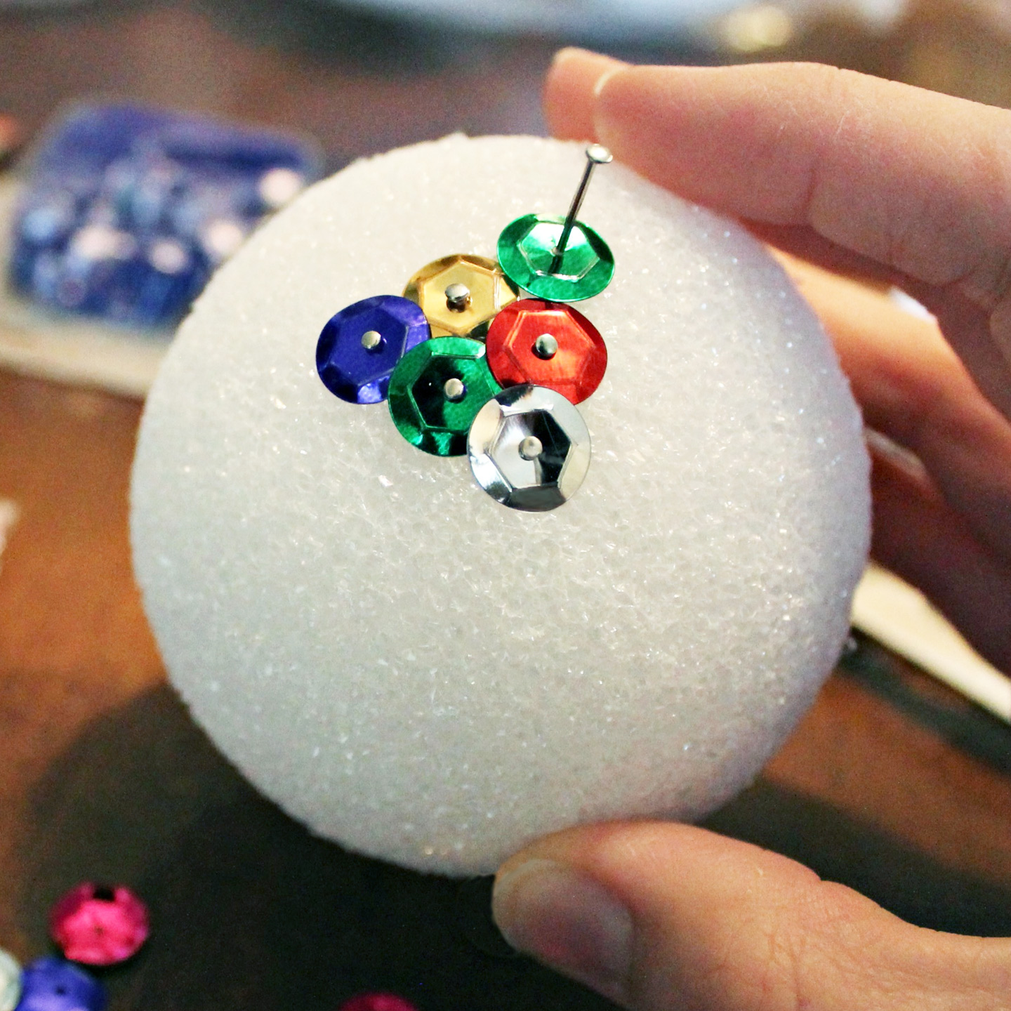 把亮片钉在泡沫聚苯乙烯球上-亮片圣诞装饰品